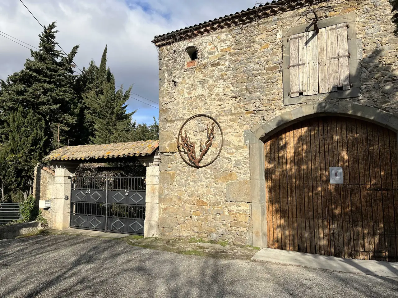 L'entrée en pierre du Domaine Les Noyers