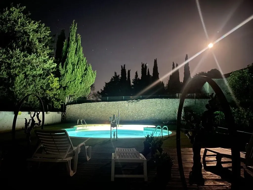 La piscine du domaine, un soir d'été